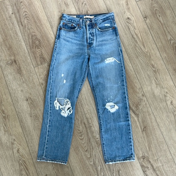 Levi’s Wedgie Straight Distressed Jeans in Light Wash Size 24 - Picture 12 of 13